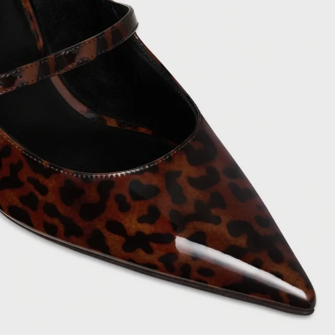 CELINE Judy Strappy Pump z nadrukiem lamparta na lakierowanej skórze cielęcej CELINE Judy Strappy Pump z nadrukiem lamparta na lakierowanej skórze cielęcej