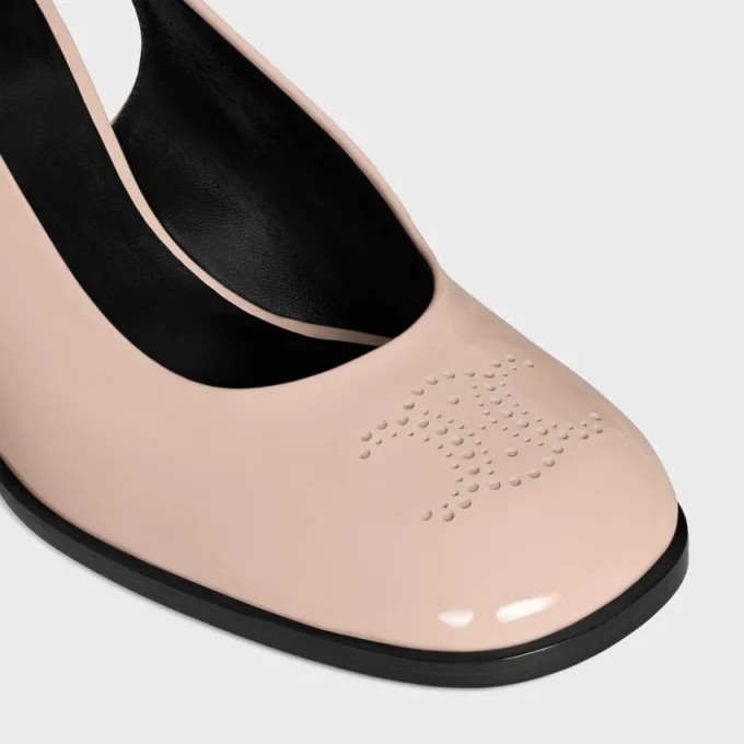 CELINE Lily Perforated Triomphe Slingback z lakierowanej skóry cielęcej CELINE Lily Perforated Triomphe Slingback z lakierowanej skóry cielęcej