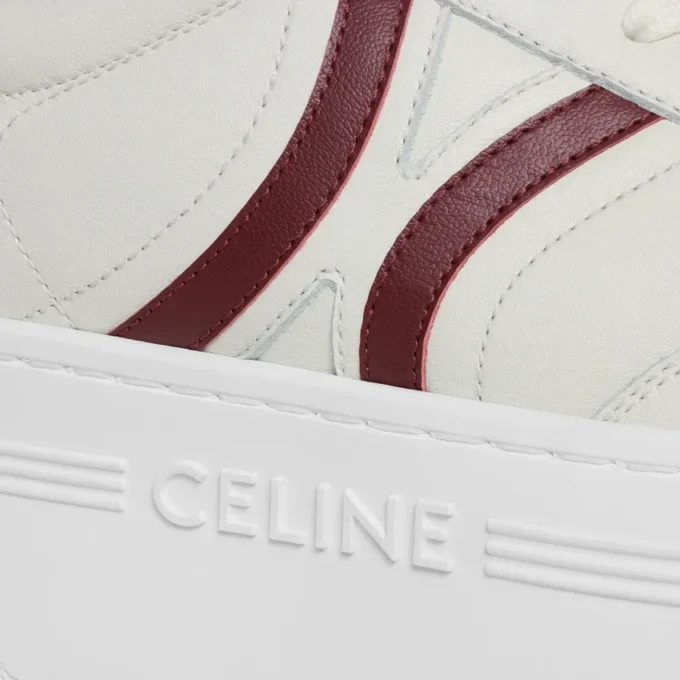 CELINE – trampki z blokowym obcasem, z tyłu z motywem Triomphe i podeszwą na koturnie, wykonane ze skóry cielęcej CELINE – trampki z blokowym obcasem, z tyłu z motywem Triomphe i podeszwą na koturnie, wykonane ze skóry cielęcej