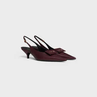 Charakterystyczne buty z paskiem z tyłu, wykonane ze skóry jagnięcej Charakterystyczne buty z paskiem z tyłu, wykonane ze skóry jagnięcej