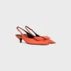 Charakterystyczne buty z paskiem z tyłu, wykonane ze skóry jagnięcej Charakterystyczne buty z paskiem z tyłu, wykonane ze skóry jagnięcej