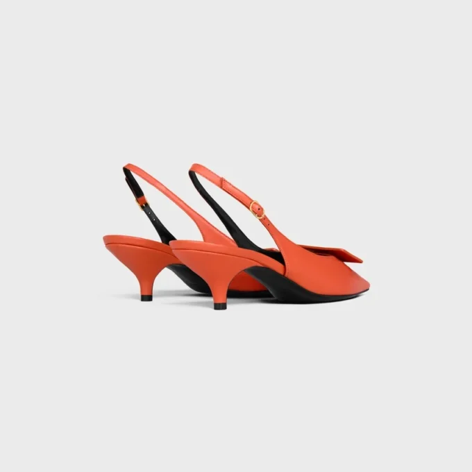 Charakterystyczne buty z paskiem z tyłu, wykonane ze skóry jagnięcej Charakterystyczne buty z paskiem z tyłu, wykonane ze skóry jagnięcej