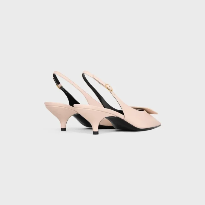 Charakterystyczne buty z paskiem z tyłu, wykonane ze skóry jagnięcej Charakterystyczne buty z paskiem z tyłu, wykonane ze skóry jagnięcej