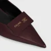 Charakterystyczne buty z paskiem z tyłu, wykonane ze skóry jagnięcej Charakterystyczne buty z paskiem z tyłu, wykonane ze skóry jagnięcej