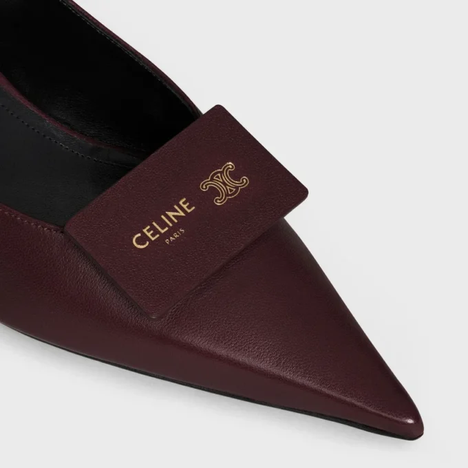 Charakterystyczne buty z paskiem z tyłu, wykonane ze skóry jagnięcej Charakterystyczne buty z paskiem z tyłu, wykonane ze skóry jagnięcej
