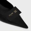 Charakterystyczne buty z paskiem z tyłu, wykonane ze skóry jagnięcej Charakterystyczne buty z paskiem z tyłu, wykonane ze skóry jagnięcej