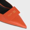 Charakterystyczne buty z paskiem z tyłu, wykonane ze skóry jagnięcej Charakterystyczne buty z paskiem z tyłu, wykonane ze skóry jagnięcej
