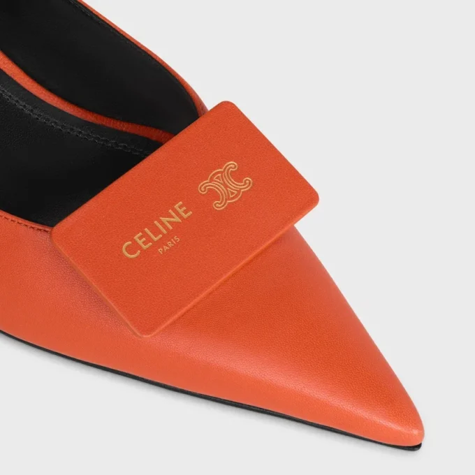 Charakterystyczne buty z paskiem z tyłu, wykonane ze skóry jagnięcej Charakterystyczne buty z paskiem z tyłu, wykonane ze skóry jagnięcej