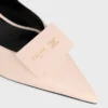 Charakterystyczne buty z paskiem z tyłu, wykonane ze skóry jagnięcej Charakterystyczne buty z paskiem z tyłu, wykonane ze skóry jagnięcej