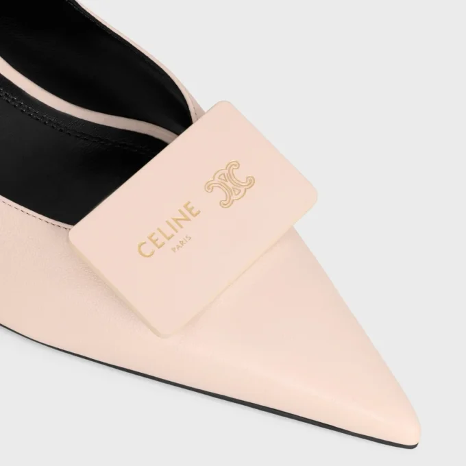 Charakterystyczne buty z paskiem z tyłu, wykonane ze skóry jagnięcej Charakterystyczne buty z paskiem z tyłu, wykonane ze skóry jagnięcej