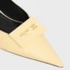Charakterystyczne buty z paskiem z tyłu, wykonane ze skóry jagnięcej Charakterystyczne buty z paskiem z tyłu, wykonane ze skóry jagnięcej