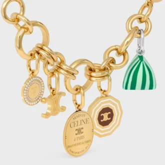 Charms Decagon Triomphe Medal z emalii i mosiądzu z wykończeniem w kolorze złotym Charms Decagon Triomphe Medal z emalii i mosiądzu z wykończeniem w kolorze złotym