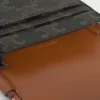 Etui na telefon z klapką z Triomphe Canvas i skóry cielęcej Etui na telefon z klapką z Triomphe Canvas i skóry cielęcej