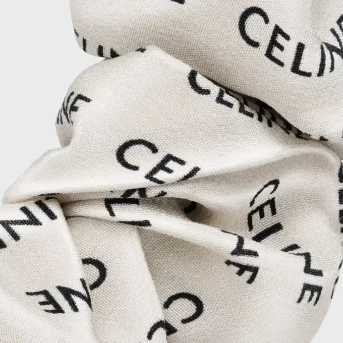 Gumka do włosów CELINE Scrunchy Rayure z jedwabiu i mosiądzu z wykończeniem w kolorze złotym Gumka do włosów CELINE Scrunchy Rayure z jedwabiu i mosiądzu z wykończeniem w kolorze złotym