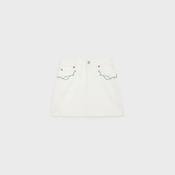 Haftowana mini spódniczka z białego denimu w stylu raw wash Haftowana mini spódniczka z białego denimu w stylu raw wash