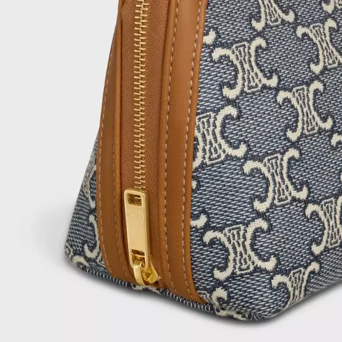Kopertówka na łańcuszku z wzorem Jacquard Triomphe na całej powierzchni Kopertówka na łańcuszku z wzorem Jacquard Triomphe na całej powierzchni