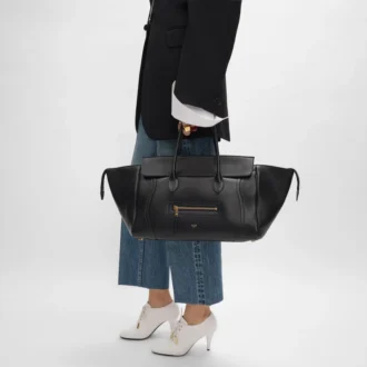 luggage z ziarnistej skry cielcej 2 1 330x330 - Luggage z miękkiej, błyszczącej sk&oacute;ry jagnięcej