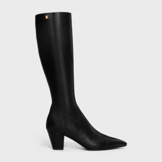 Model – Wysokie buty z jagnięcej skóry Model – Wysokie buty z jagnięcej skóry