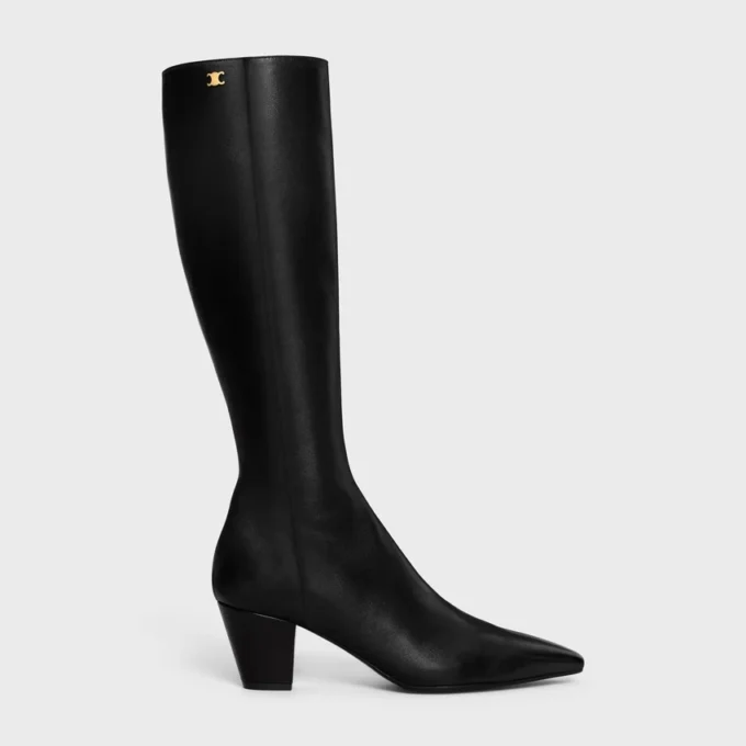 Model – Wysokie buty z jagnięcej skóry Model – Wysokie buty z jagnięcej skóry