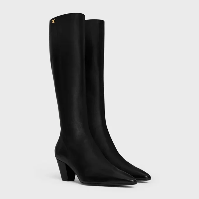 Model – Wysokie buty z jagnięcej skóry Model – Wysokie buty z jagnięcej skóry