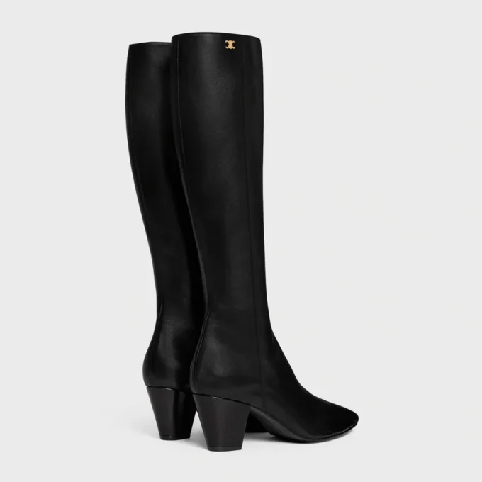 Model – Wysokie buty z jagnięcej skóry Model – Wysokie buty z jagnięcej skóry