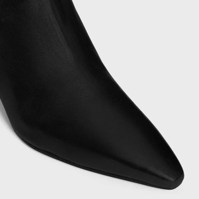 Model – Wysokie buty z jagnięcej skóry Model – Wysokie buty z jagnięcej skóry