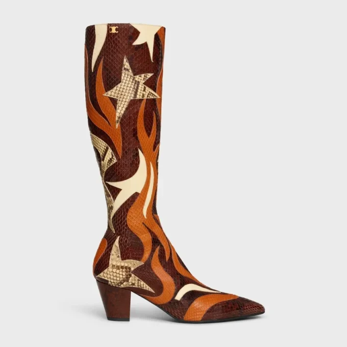 Model – wysokie buty z patchworku z pytona Model – wysokie buty z patchworku z pytona