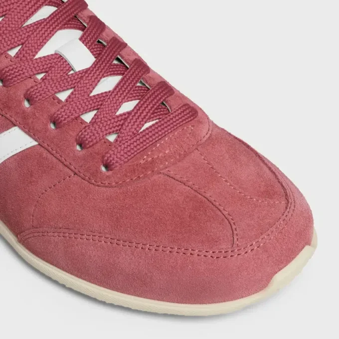 Niskie sznurowane trampki CELINE Jogger z motywem Triomphe, wykonane z zamszowej skóry cielęcej i skóry cielęcej Niskie sznurowane trampki CELINE Jogger z motywem Triomphe, wykonane z zamszowej skóry cielęcej i skóry cielęcej