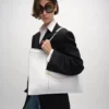 Płaska torba Luggage z błyszczącej skóry cielęcej Płaska torba Luggage z błyszczącej skóry cielęcej
