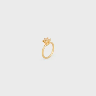 Pierścionek Triomphe Solitaire Sparkle z kryształkami i mosiądzu z wykończeniem w kolorze złotym Pierścionek Triomphe Solitaire Sparkle z kryształkami i mosiądzu z wykończeniem w kolorze złotym