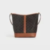 Średnia torba typu bucket z tkaniny Triomphe Canvas i skóry cielęcej Średnia torba typu bucket z tkaniny Triomphe Canvas i skóry cielęcej