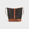 Średnia torba typu bucket z tkaniny Triomphe Canvas i skóry cielęcej Średnia torba typu bucket z tkaniny Triomphe Canvas i skóry cielęcej