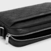 Średniej wielkości torba typu messenger ze skóry cielęcej z wytłoczonym wzorem Triomphe Średniej wielkości torba typu messenger ze skóry cielęcej z wytłoczonym wzorem Triomphe