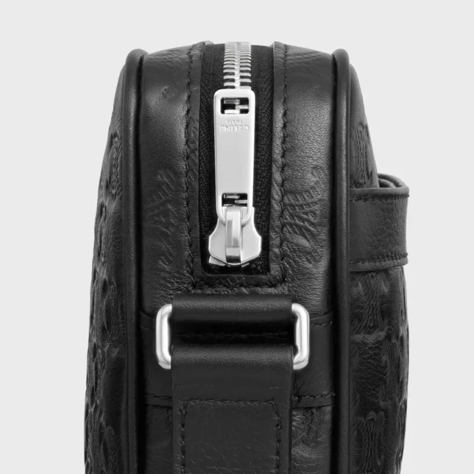 Średniej wielkości torba typu messenger ze skóry cielęcej z wytłoczonym wzorem Triomphe Średniej wielkości torba typu messenger ze skóry cielęcej z wytłoczonym wzorem Triomphe
