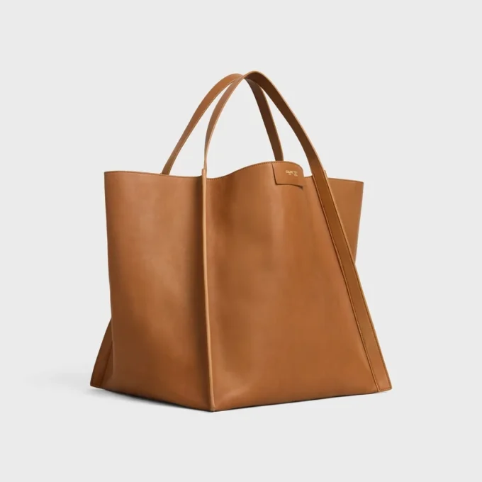 Średniej wielkości torebka w kształcie sześcianu z miękkiej skóry cielęcej