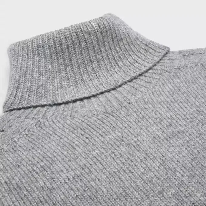 Sweter z golfem z bezszwowego kaszmiru Sweter z golfem z bezszwowego kaszmiru