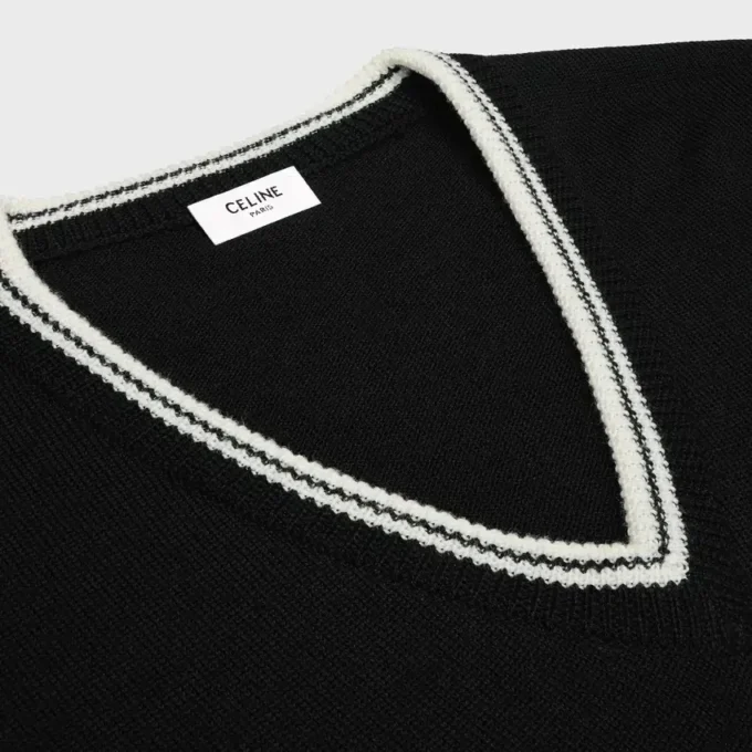 Sweter z wełny z dekoltem w serek i haftem Triomphe Sweter z wełny z dekoltem w serek i haftem Triomphe