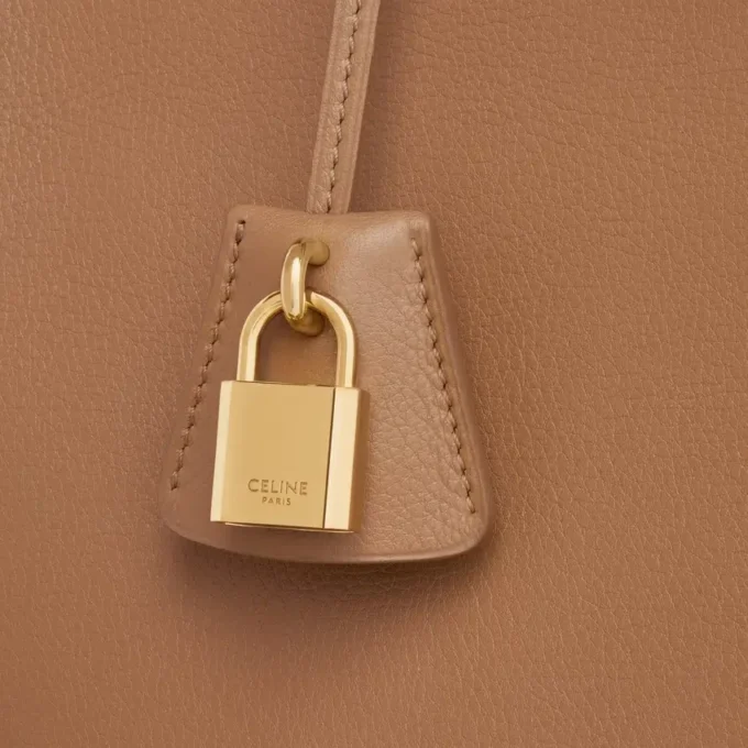 Torba CELINE Conti z miękkiej, ziarnistej skóry cielęcej Torba CELINE Conti z miękkiej, ziarnistej skóry cielęcej