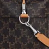 Torba crossbody Take Away z Triomphe Canvas i skóry cielęcej Torba crossbody Take Away z Triomphe Canvas i skóry cielęcej
